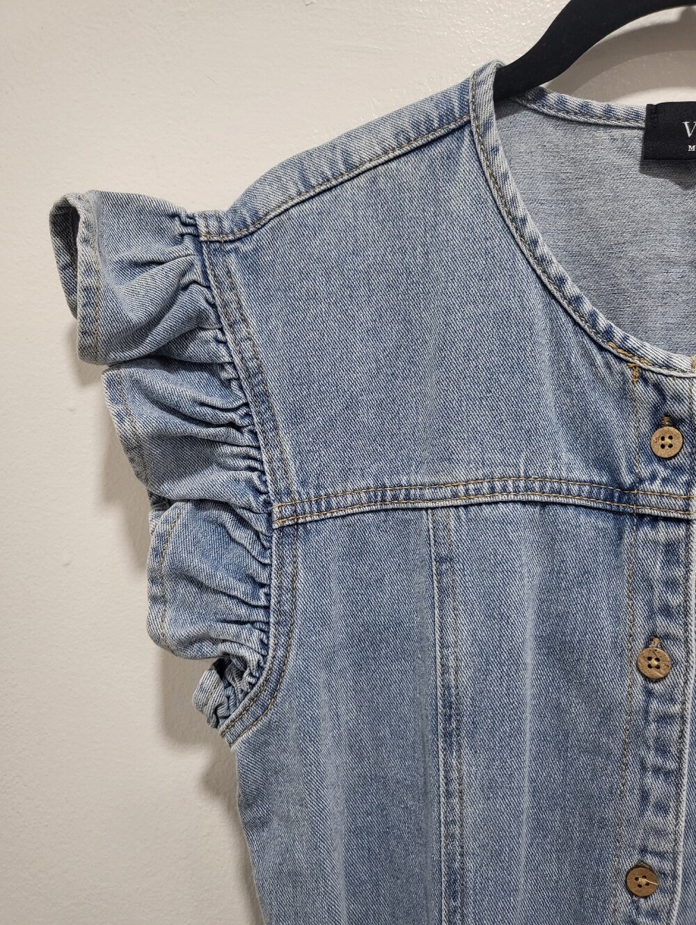 NWOT Vici Rudi Ruffle Sleeve Denim Romper - Size Medium - Picture 5 of 12
